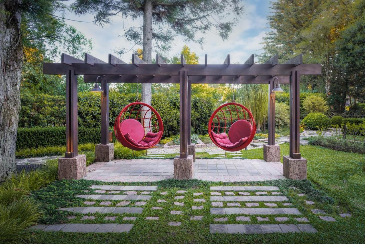 Bavaria Sport Hotel Gramado Exteriér fotografie Pergola with hanging chairs