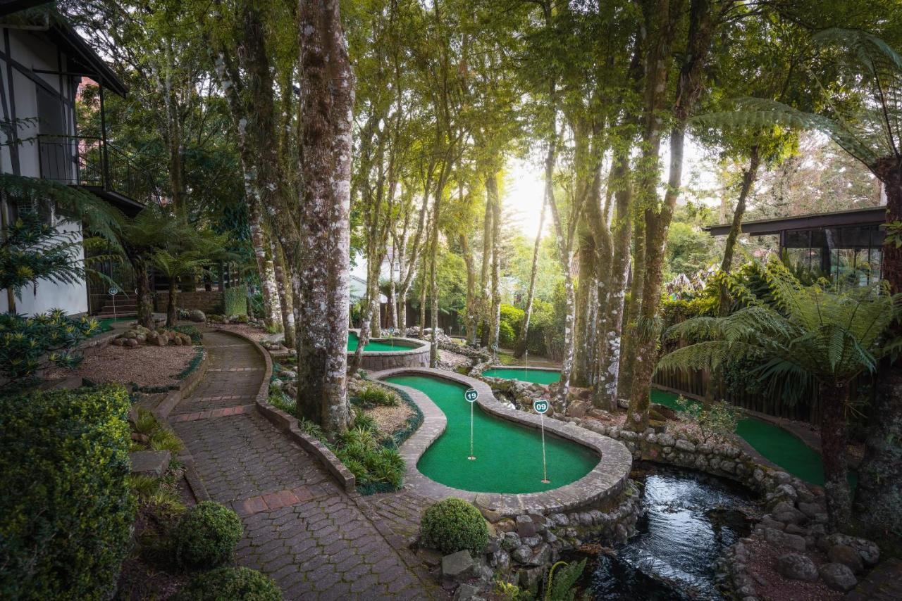 Bavaria Sport Hotel Gramado Exteriér fotografie The golf course at the hotel